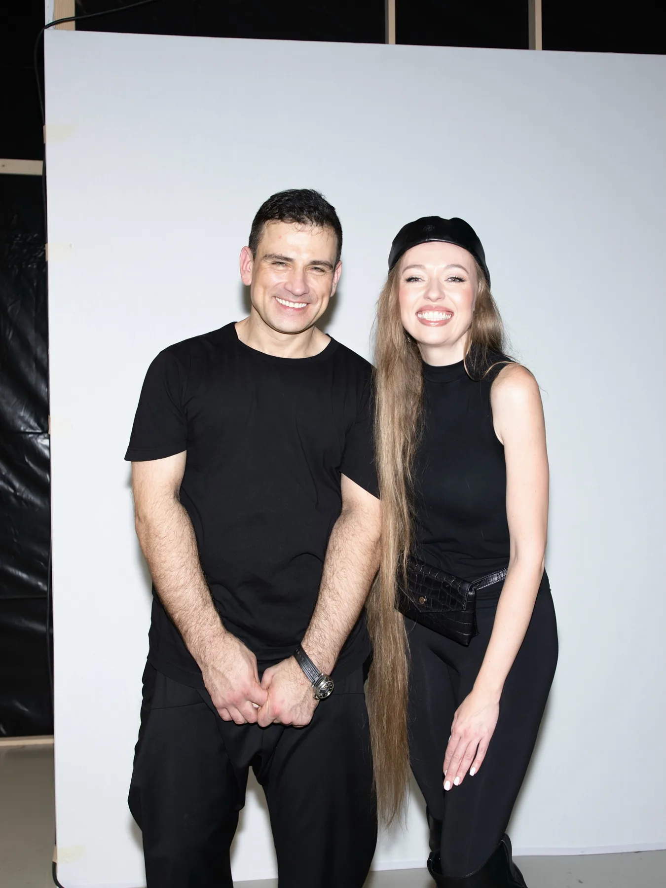 Naltana backstage sammen med en designer ved et modeshow
